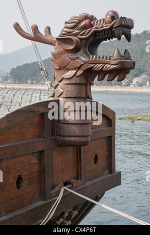 Il coreano combattimenti dragon / tartaruga in barca Jinhae, Corea del Sud Foto Stock