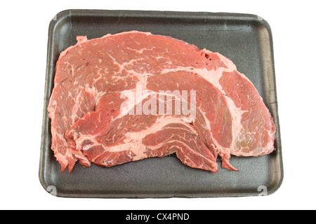 Taglio sottile, disossate bistecca lama in nero la schiuma di imballaggio isolato su bianco Foto Stock