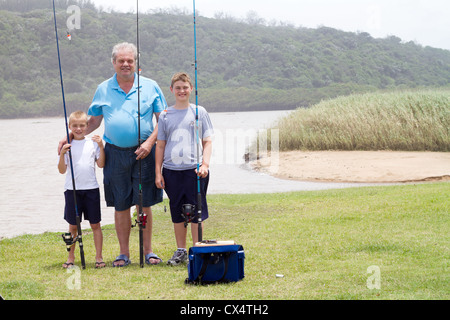 Nonno e nipoti la pesca sul lago Foto Stock