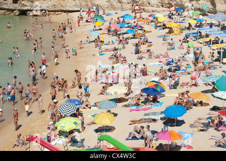 ALGARVE, Portogallo. Un affollato, pittoresca spiaggia di scena. 2012. Foto Stock