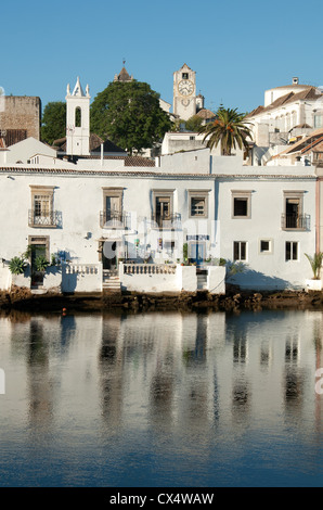 ALGARVE, Portogallo. La storica città di Tavira sulle rive del Rio Gilao. 2012. Foto Stock