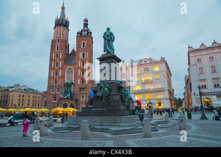 Rynek Glowny principale piazza del mercato della città vecchia di Cracovia, città Regione di Malopolska Polonia Europa Foto Stock