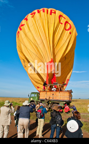 Kenia Masai MaraAfrica ballon atterra dopo un volo in mongolfiera sopra il Masai Mara National Park a sunrise dal di sopra Foto Stock