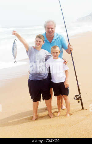 Il nonno e nipote di due recuperando un grande pesce sulla spiaggia Foto Stock