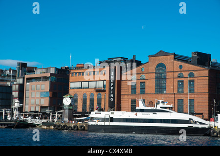 Fronte mare lungo Stranden bayside street Aker Brygge Sentrum distretto centrale di Oslo Norvegia Europa Foto Stock