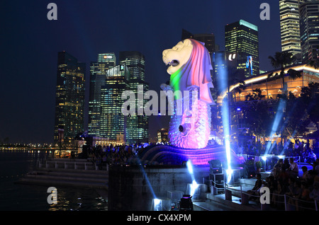 Statua Merlion illuminata di notte durante la statua Merlion quarantesimo compleanno in Marina Bay, Singapore Foto Stock