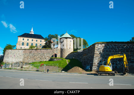 I lavori di rinnovo al di fuori del castello di Akershus area da porto nel quartiere Pipervika dal porto passeggeri Sentrum centrale di Oslo Norvegia Foto Stock