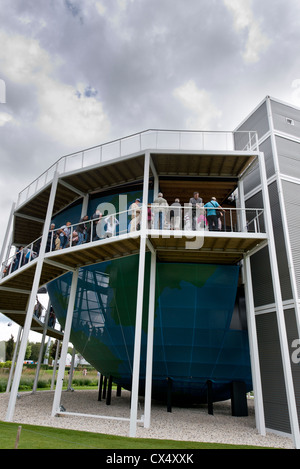 Turisti, visitatori e persone alla Rabo Earthwalk a Floriade 2012 World Horticultural Expo Venlo Paesi Bassi Foto Stock