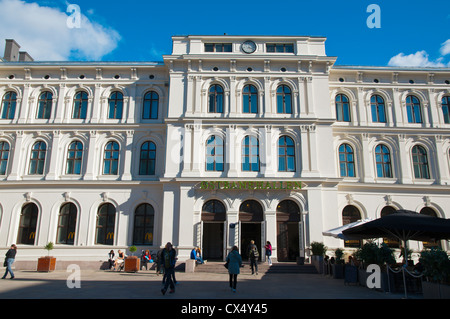 Ostbanehallen shopping center esterno Jernbanetorget piazza di fronte alla stazione ferroviaria principale Sentrum centrale di Oslo Norvegia Europa Foto Stock