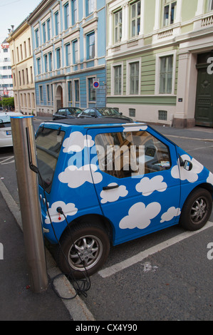 Auto elettrica essendo addebitato sulla strada centrale di Oslo Norvegia Europa Foto Stock