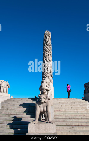 Il parco Vigeland passerella centrale con le statue di Gustav Vigeland nel parco Frognerparken Frogner district Oslo Norvegia Europa Foto Stock