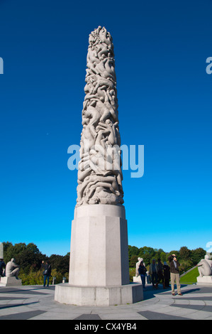 Il parco Vigeland passerella centrale con le statue di Gustav Vigeland nel parco Frognerparken Frogner district Oslo Norvegia Europa Foto Stock