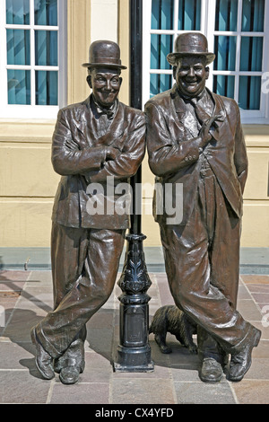 Laurel e Hardy statua in bronzo Ulverston, Cumbria Foto Stock