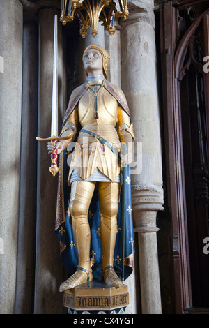 Statua di Giovanna d'arco in Winchester Cathedral - Hampshire REGNO UNITO Foto Stock