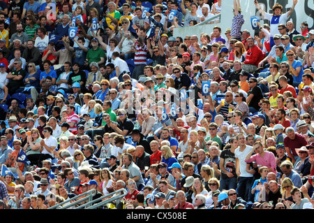 Tifosi di cricket cheers e wave 6's durante i venti20 Finals giorno 2012 all'Swalec Stadium di Cardiff Foto Stock