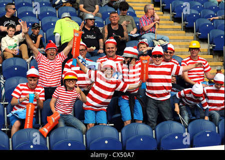 Tifosi di Cricket in fancy dress pronto per l'avvio dei venti20 Finals giorno 2012 all'Swalec Stadium di Cardiff Foto Stock