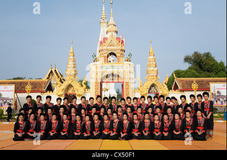 Ballerini adornati in abito Isan al Wat Phra That Phnom durante il festival di Ok Phansa. Che Phnom, Nakhon Phnom, Thailandia Foto Stock