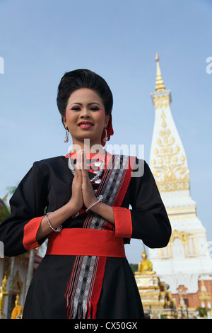 Un ballerino in colorate Isan vestire al Wat Phra That Phnom durante il festival di Ok Phansa. Che Phnom, Nakhon Phnom, Thailandia Foto Stock