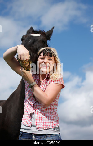 Giovane donna con cavallo Foto Stock