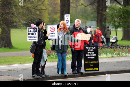 Sostenitori della libera scelta terrà un contatore dimostrazione contro un anti-aborto del gruppo "di cordolo veglia laterale' in Brighton Foto Stock