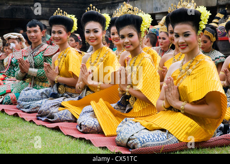 Danzatrici tailandesi in abito tradizionale durante il festival di Phimai. Phimai, Nakhon Ratchasima, Thailandia Foto Stock
