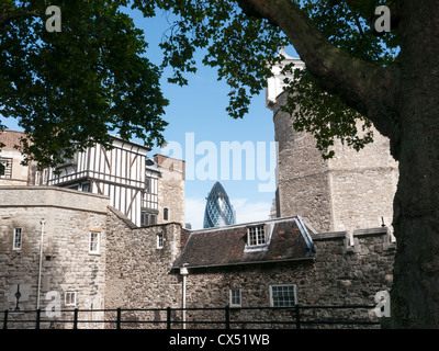 Torre Sud e i bastioni della Torre di Londra con il Gerkin in background, Londra, Inghilterra Foto Stock