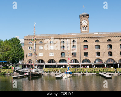 Il Dickens Inn di santa Katherine Docks, Londra da Tower Bridge Foto Stock