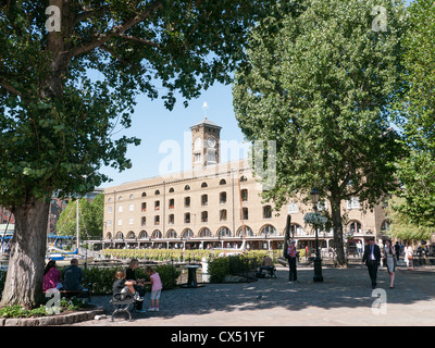 Il Marina di Santa Katherine Docks, con negozi e boutique in background, London, Regno Unito Foto Stock