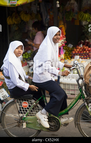 Studentesse musulmane in sella a scuola nella città di confine di Mae Sot, Tak, Thailandia Foto Stock