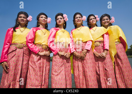 Danzatrici tailandesi in costume tradizionale durante il festival di Loi krathong. Sukhothai, Sukhothai, Thailandia Foto Stock