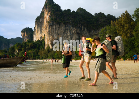 I turisti che trasportano zaini a West Railay Beach (Hat Rai Leh Ovest). Railay, Krabi, Thailandia Foto Stock