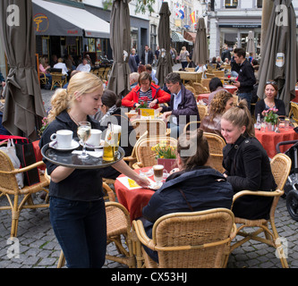 Occupato cafè nella graziosa piazza di Maastricht Paesi Bassi Foto Stock