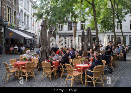 Occupato cafè nella graziosa piazza di Maastricht Paesi Bassi Foto Stock