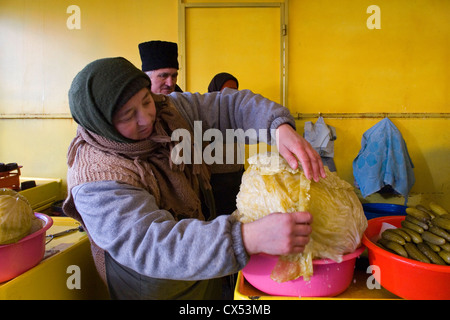 Scena di mercato in Pantelimon della classe operaia quartiere situato nel sud-est di Bucarest Romania Foto Stock