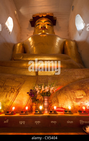 Statua del Buddha, Manuha tempio, Bagan, Myanmar (Birmania) Foto Stock