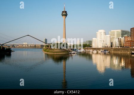 Neuer Zollhof edifici progettati da Frank Gehry nel Medienhafen o Media Harbour a Dusseldorf Germania Foto Stock