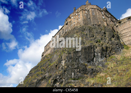 Il Castello di Edimburgo in Scozia dal basso al di sotto del rock contro un profondo cielo blu Foto Stock