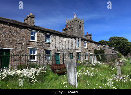 Cottage in pietra e St Oswalds chiesa parrocchiale, Askrigg village, Yorkshire Dales, North Yorkshire, Inghilterra, Regno Unito Foto Stock