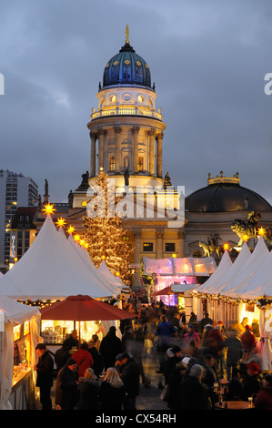 Winterzauber, mercatino di Natale in piazza Gendarmenmarkt, Schauspielhaus, Deutscher Dom cattedrale di Berlino, Germania, Europa Foto Stock