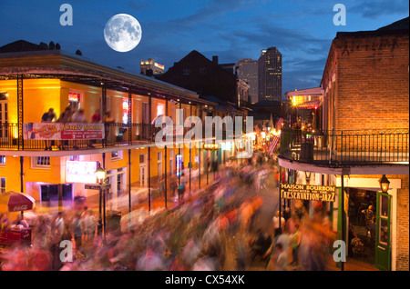 BOURBON Street nel Quartiere Francese e il centro cittadino di New Orleans in Louisiana USA Foto Stock