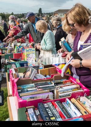 Prenota stallo A CHIESA FETE con persone di sfogliare libri GLOUCESTERSHIRE England Regno Unito Foto Stock