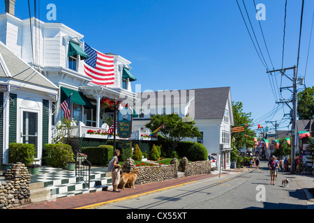 Vento bianco Inn sulla strada commerciale (la strada principale), a Provincetown, Cape Cod, Massachusetts, STATI UNITI D'AMERICA Foto Stock