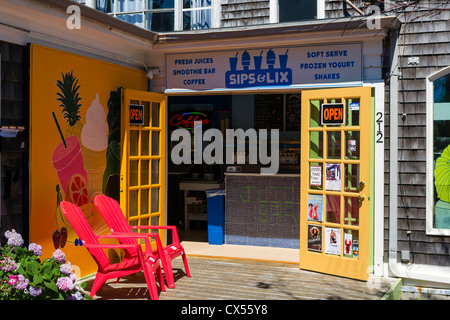 Succo di frutta e frullati bar sulla strada commerciale (la strada principale), a Provincetown, Cape Cod, Massachusetts, STATI UNITI D'AMERICA Foto Stock