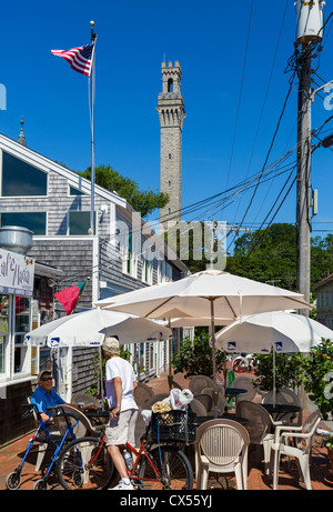 Cafe in a Provincetown con il monumento del pellegrino torre in distanza, Cape Cod, Massachusetts, STATI UNITI D'AMERICA Foto Stock