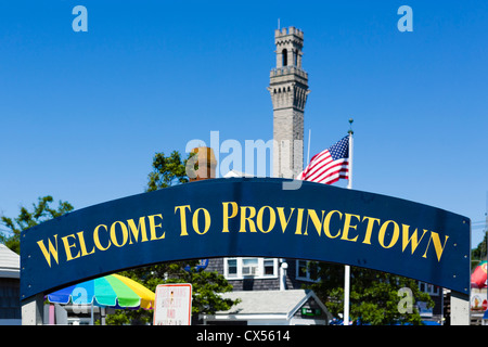 Benvenuti a Provincetown a segno con il monumento del pellegrino torre dietro, a Provincetown, Cape Cod, Massachusetts, STATI UNITI D'AMERICA Foto Stock