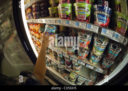 Gelato Ben & Jerry è visto in un congelatore in un supermercato a New York il Giovedì 13 Settembre, 2012. (© Richard B. Levine) Foto Stock