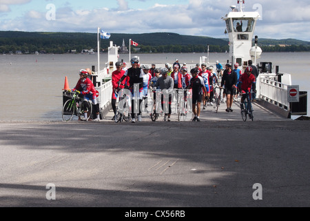 La gente lo sbarco da un traghetto Foto Stock