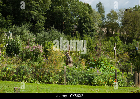 Exedra giardini in estate, Painswick Giardino rococò, Gloucestershire, England, Regno Unito Foto Stock