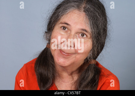 Sorriso sul volto di anziani la cura premurosa donna più anziana. Foto Stock