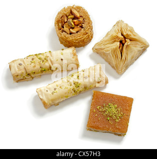 Assortimento di baklava fotografato su sfondo bianco Foto Stock